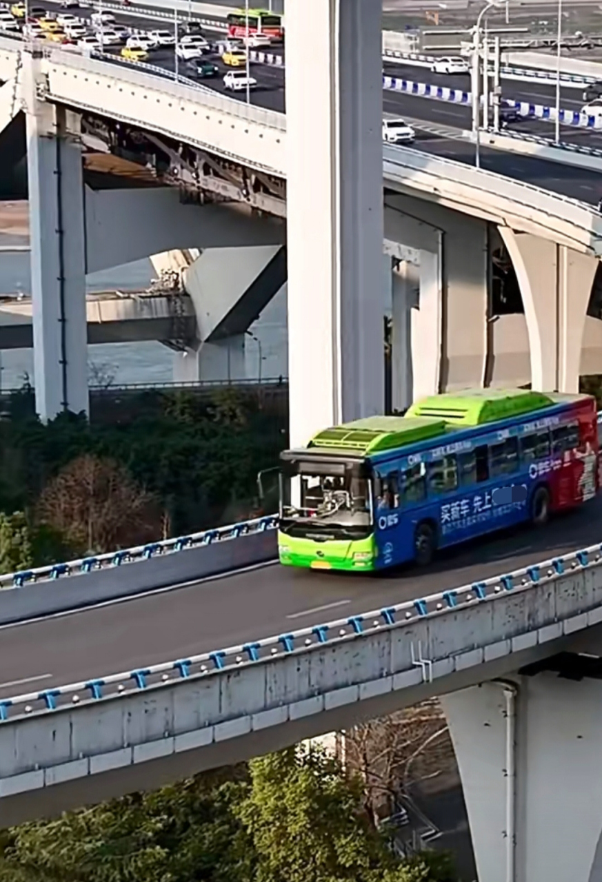 这么高的立交桥上,请问公交站怎么设置啊.