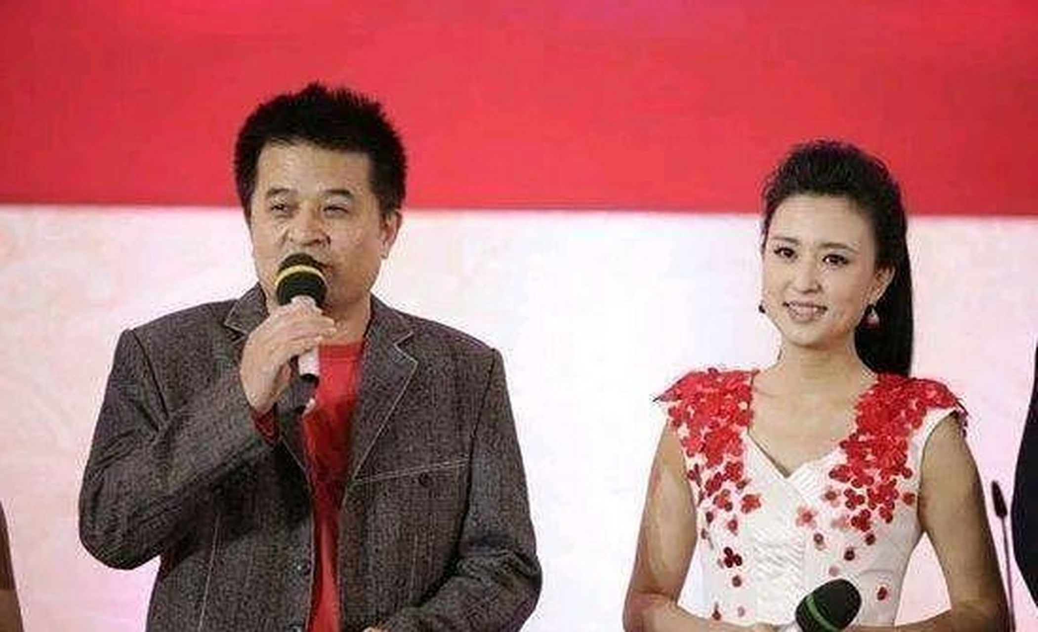 毕福剑把34岁的主持人张蕾,介绍给了54岁的富商王吉财,并劝张蕾:对方