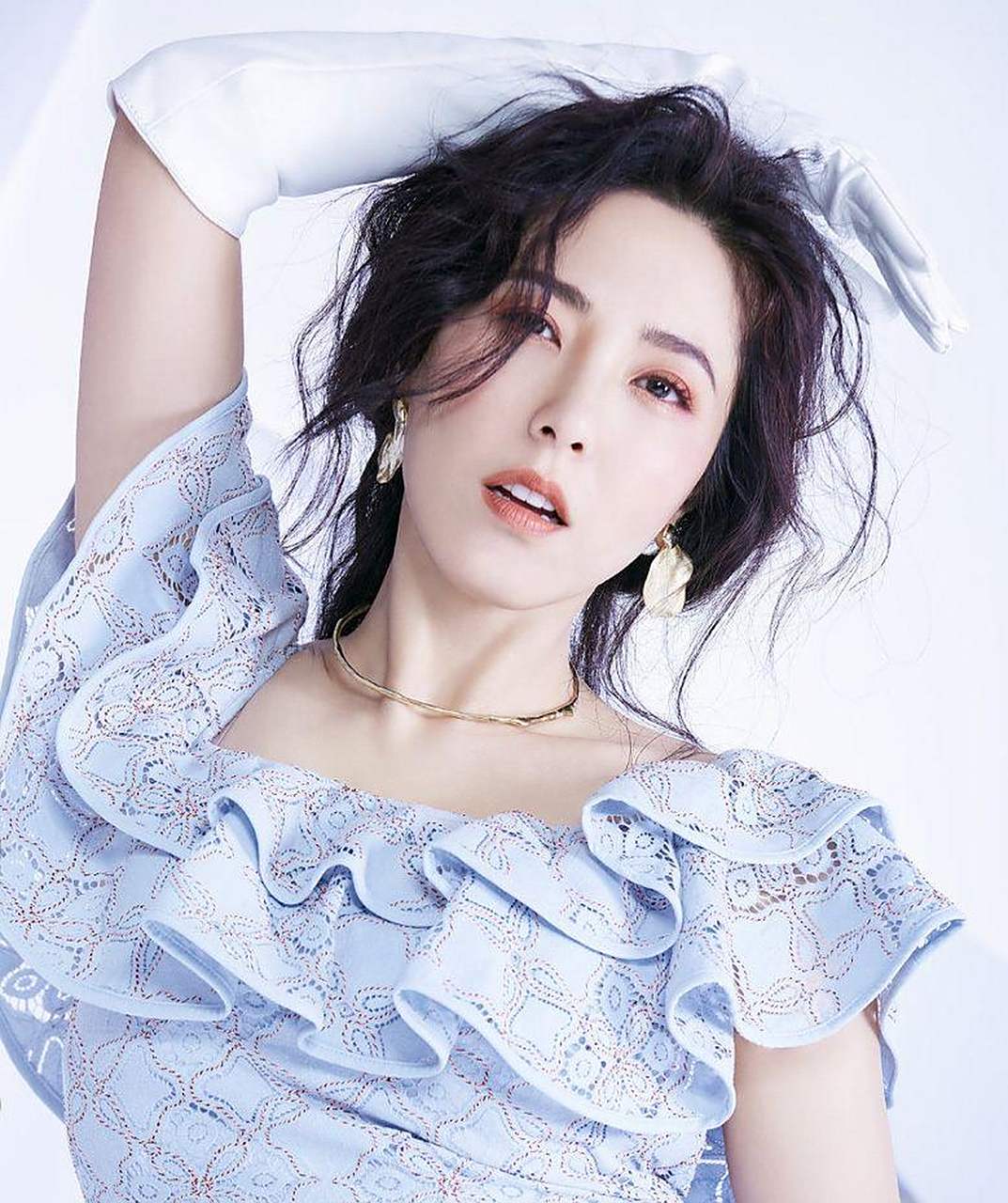 曾黎年轻时候是很美,那个时候脸颊丰盈,饱满.