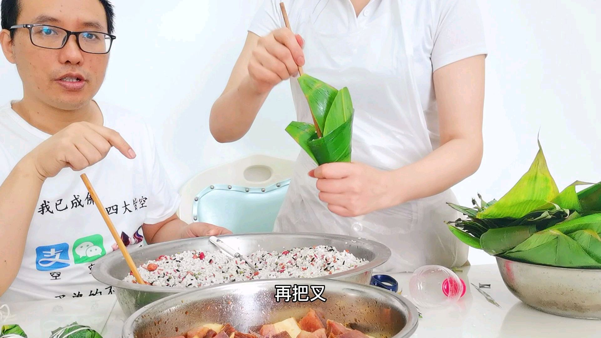现在包粽子正当时,腊肉粽子吃起来就是巴适