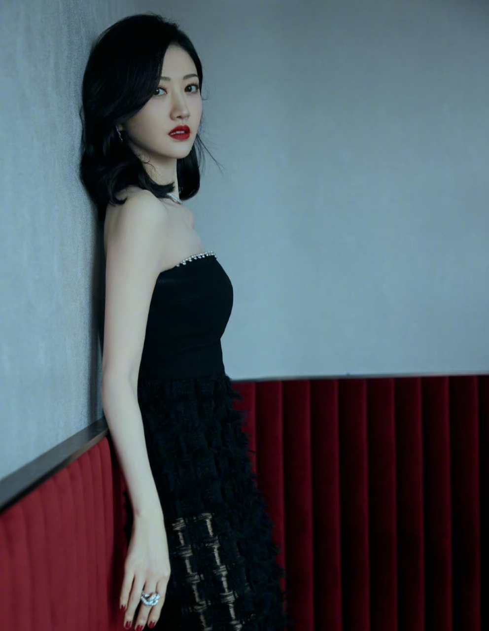 景甜分享活动美照霸气又耐看,连指甲都涂成大红色,黑发加黑礼服高贵