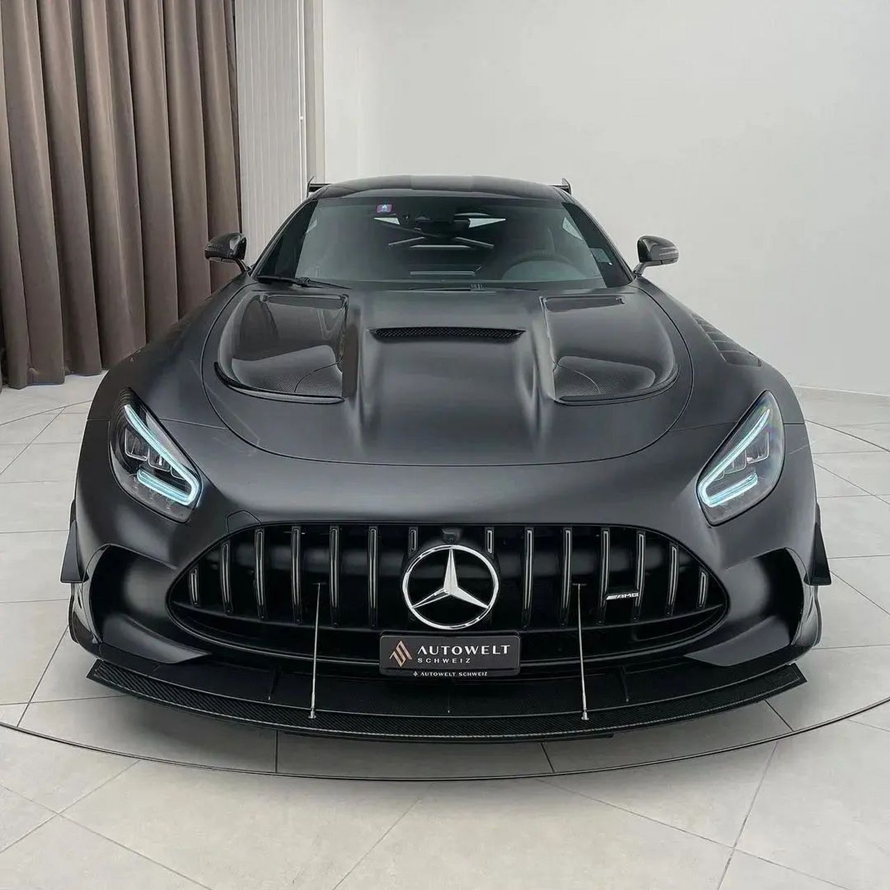 奔驰# amg gtc敞篷跑车,可以说是一个纯粹为塞道而生的跑车,搭载4.