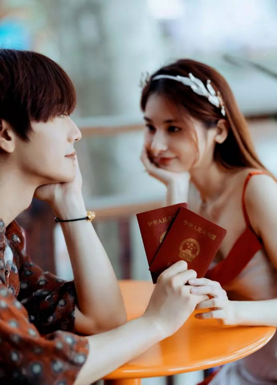 著名歌手,演员陆虎和小提琴演奏家陈曌旭官宣,两人结婚