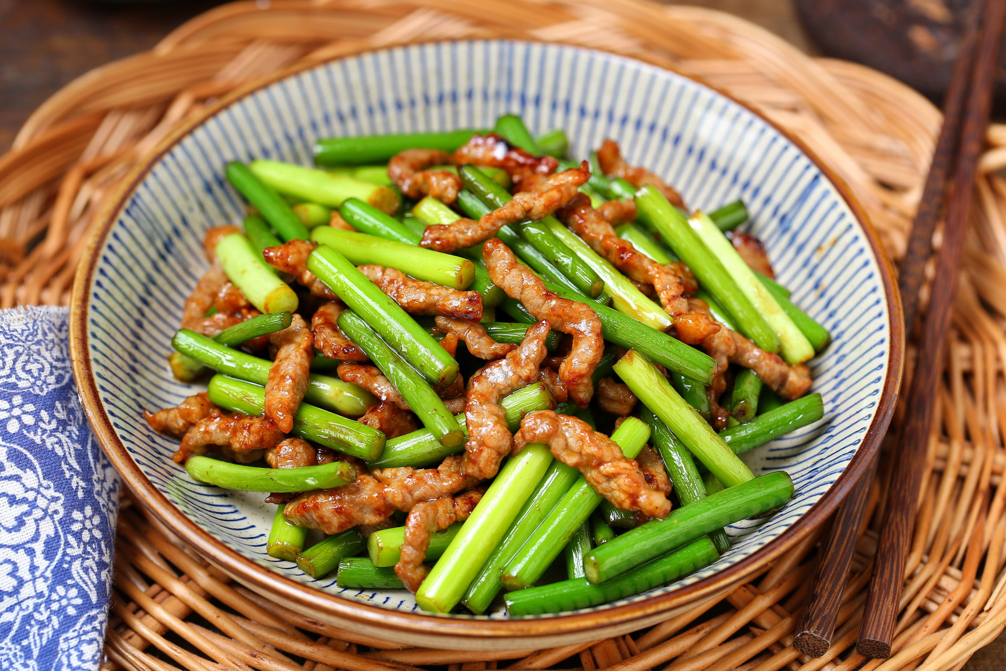 蒜苔和牛肉一起炒,简单快手营养丰富,和米饭是绝配,太过瘾了!