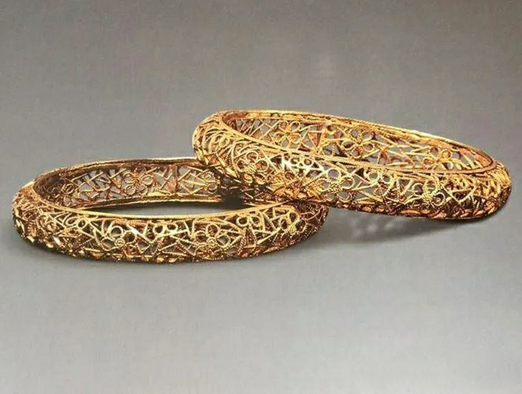 红楼梦里的"虾须镯",不是外形像大虾的镯子,是把黄金拉成很细的丝