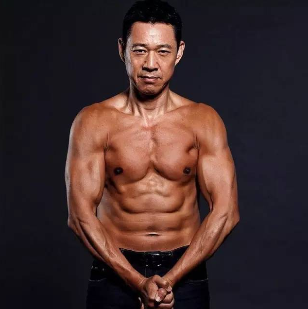 不惑之年坚持健身,浑身肌肉不输年轻人,张丰毅真是宝刀未老