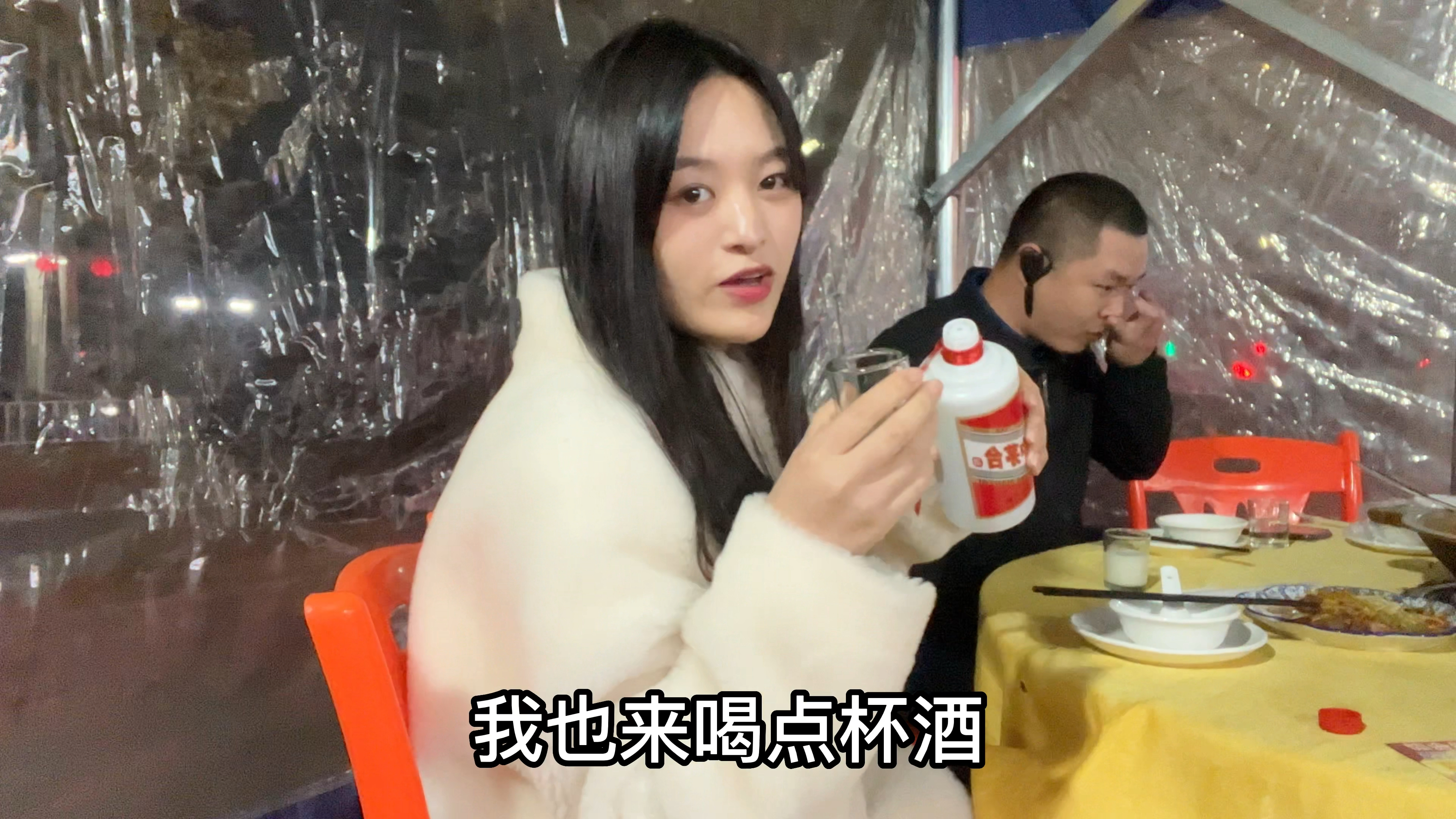 打工妹和工友聚餐,饭桌连喝几杯白酒,直接喝趴工友,这女人真猛