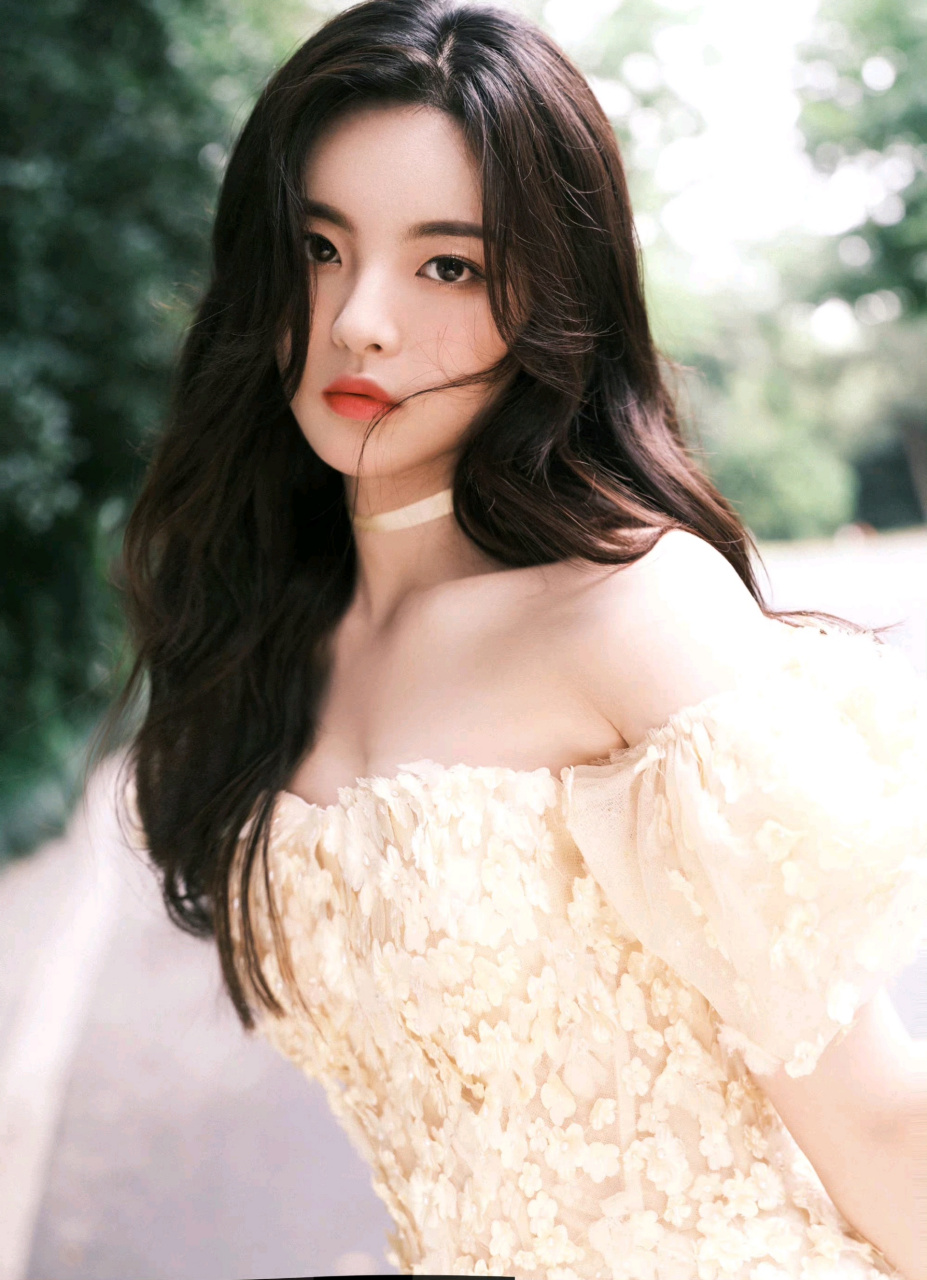 杨超越,这个普通家庭出身的女孩,凭借着女团出道的契机,成为了无数人