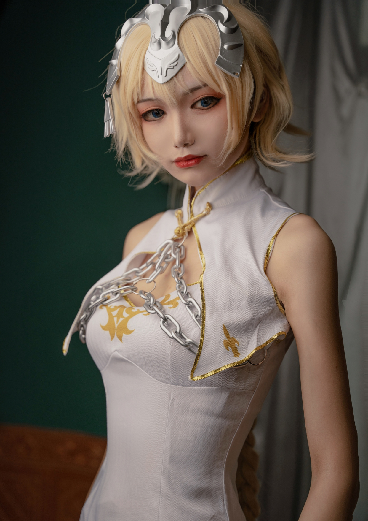 贞德cos,穿一身白旗袍的她,将女人的妩媚性感,展现的淋漓尽致