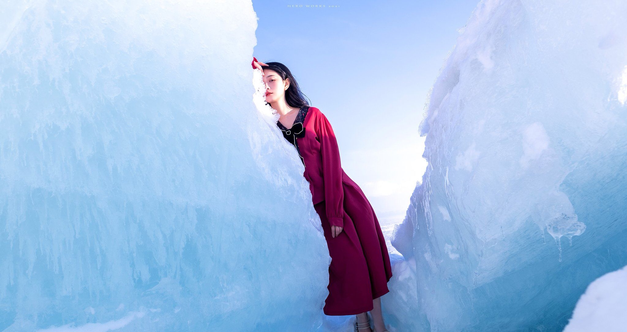 雪地红衣女子图片图片