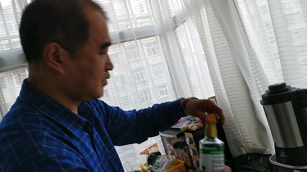 进入夏季,我们做一道家常菜,果仁菠菜