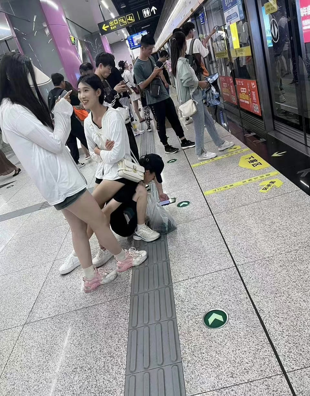 女朋友等地铁站累了,给她当下人肉座椅!