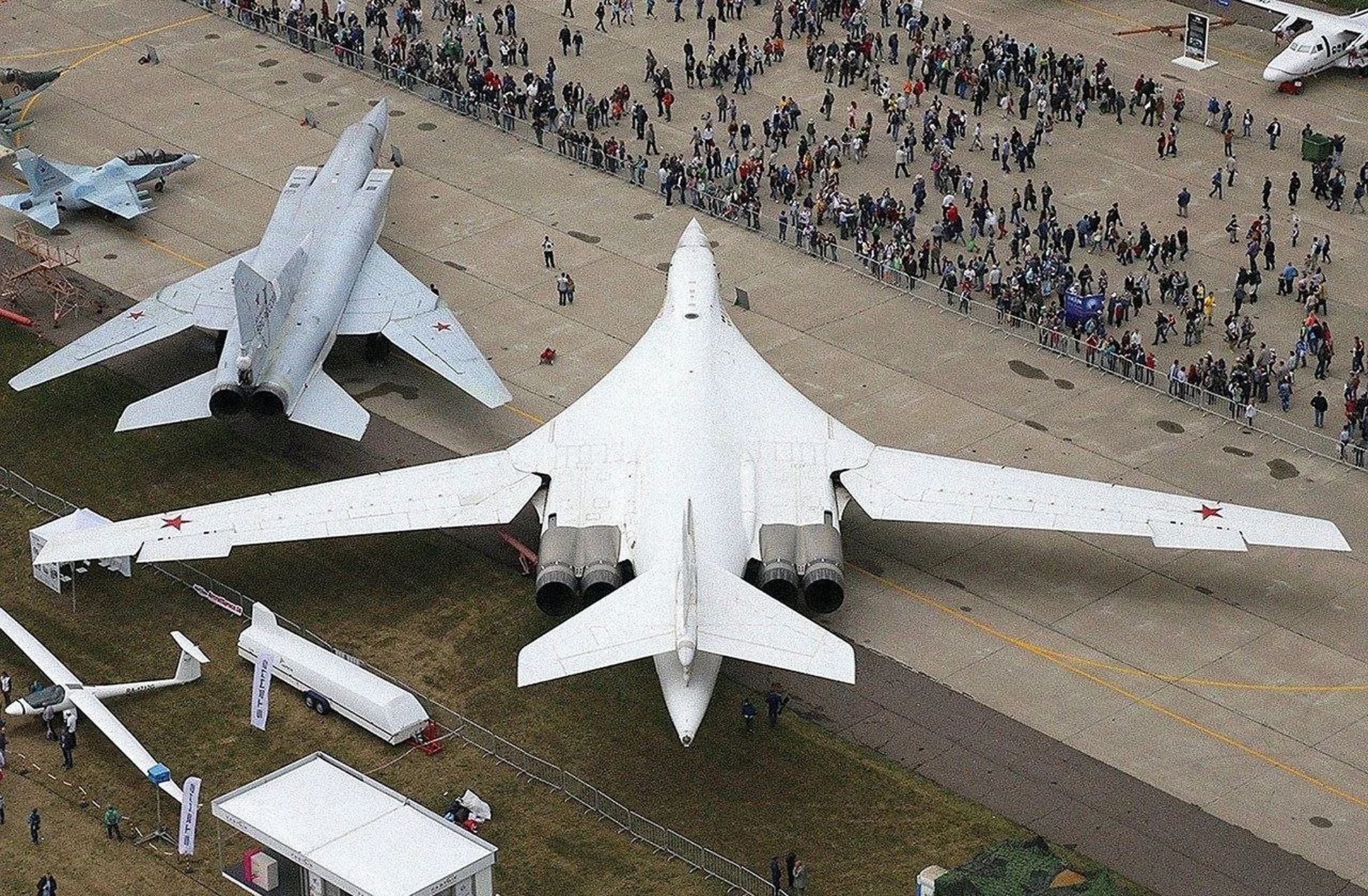 都能超音速突防,但是载弹量和航程完全不在一个数量级,所以图160被