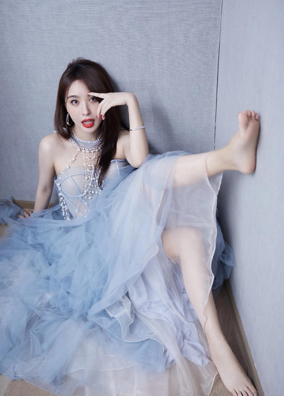 光 脚的李菲儿,蓝裙红唇可爱不失性感 身着蓝色长裙 长发披肩,红唇大