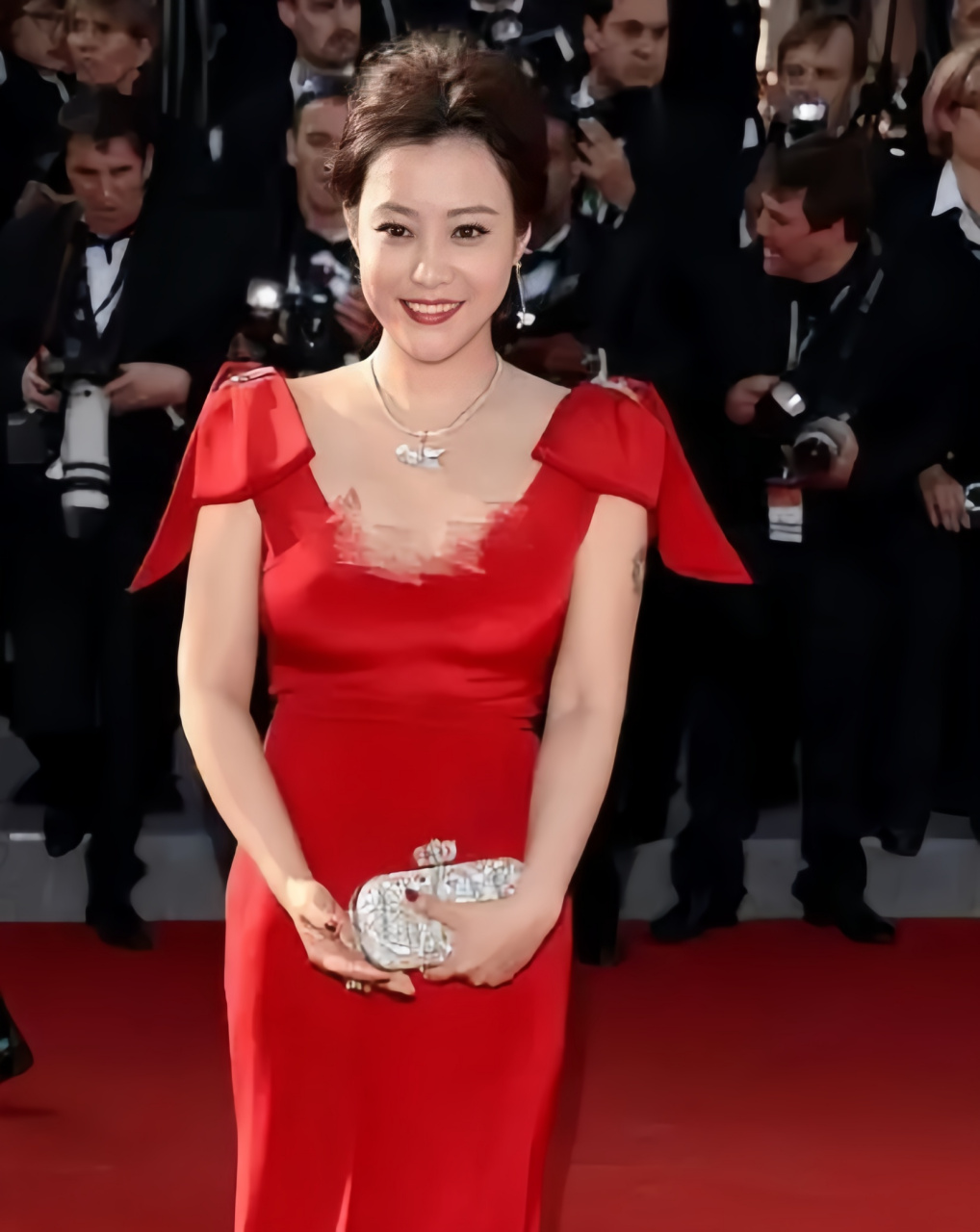 郝蕾参加活动时展现了令人惊艳的一面,她选择了一件全红色的礼服,在