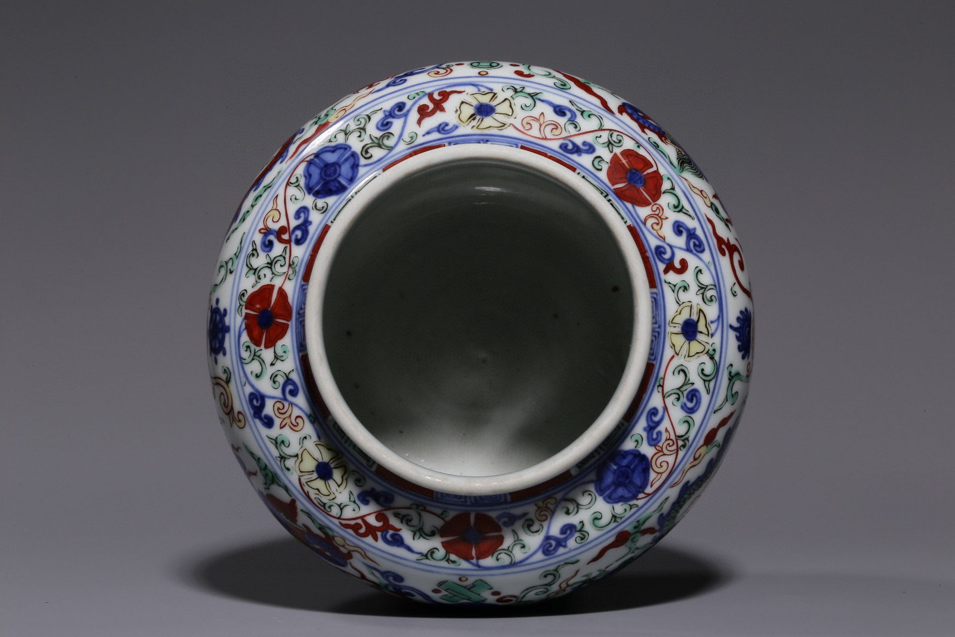 明代,"大明嘉靖年制"五彩龙纹罐 高13厘米,直径15厘米,重796克