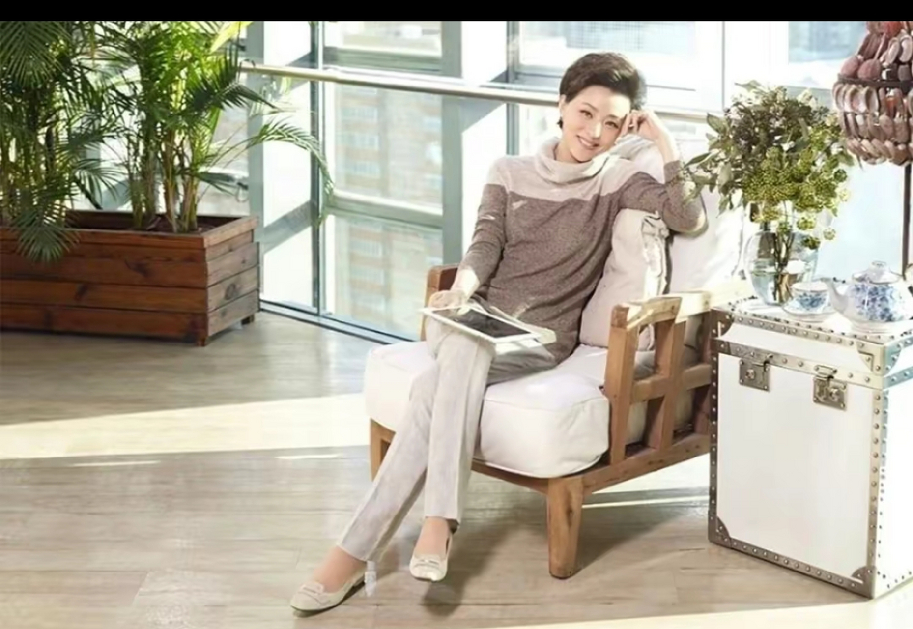 54岁杨澜衣着得体大方