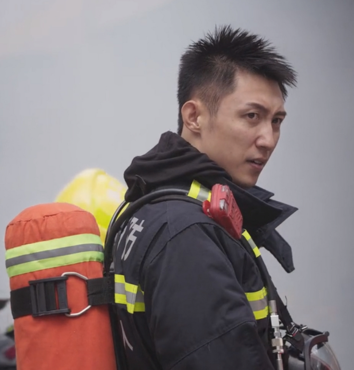 谁能不爱黄景瑜的脸啊,主打一个素颜抗打!#他从火光中走来