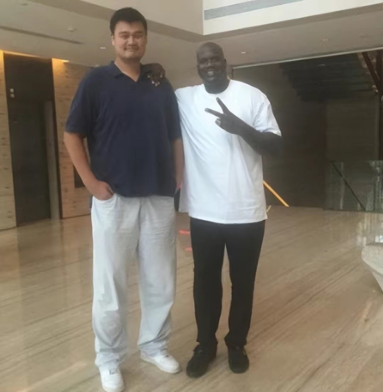 奥尼尔和姚明两人场上是对手,场下是好朋友.