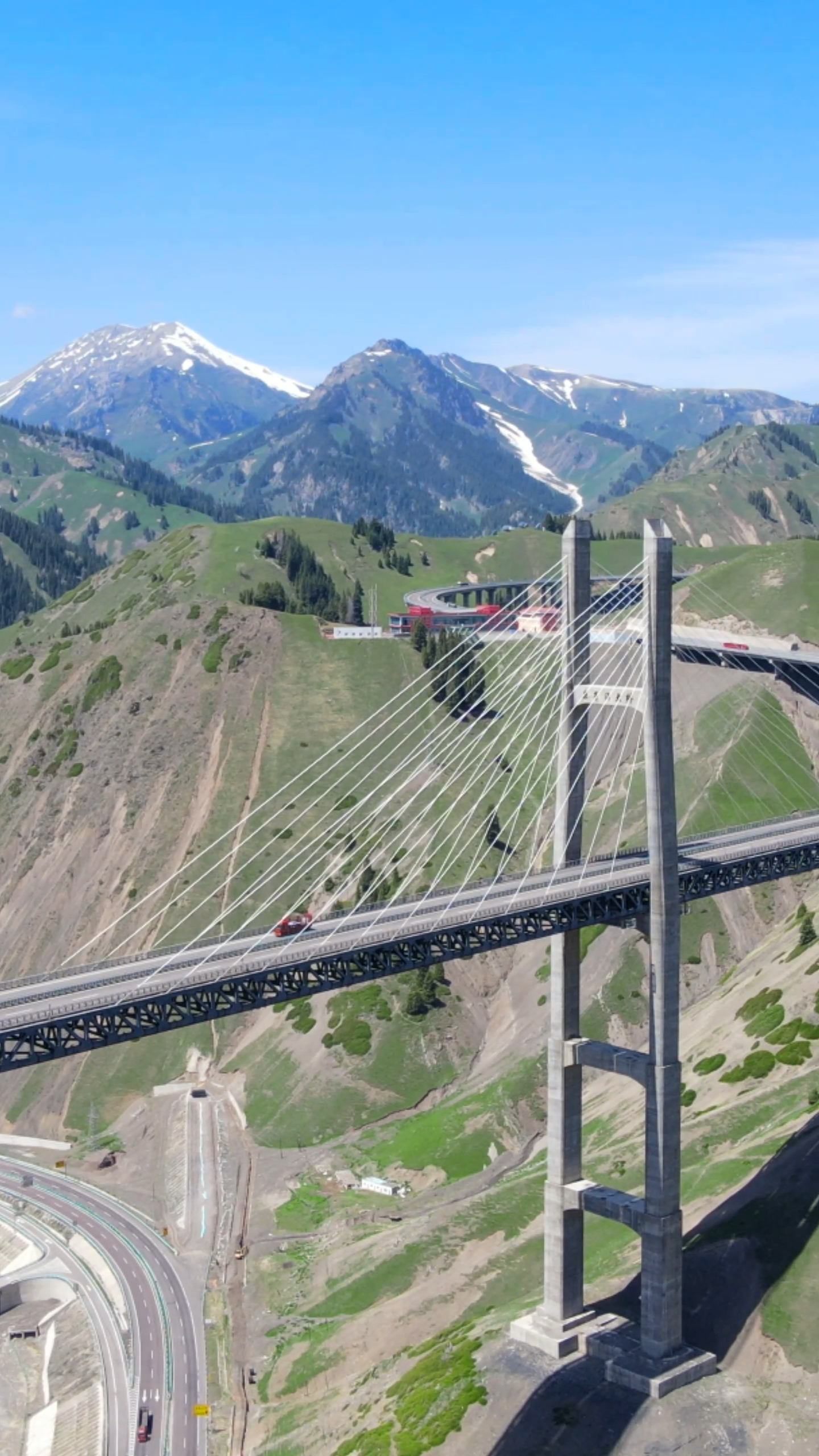 航拍新疆:单米造价340万,伊犁第一景-果子沟大桥