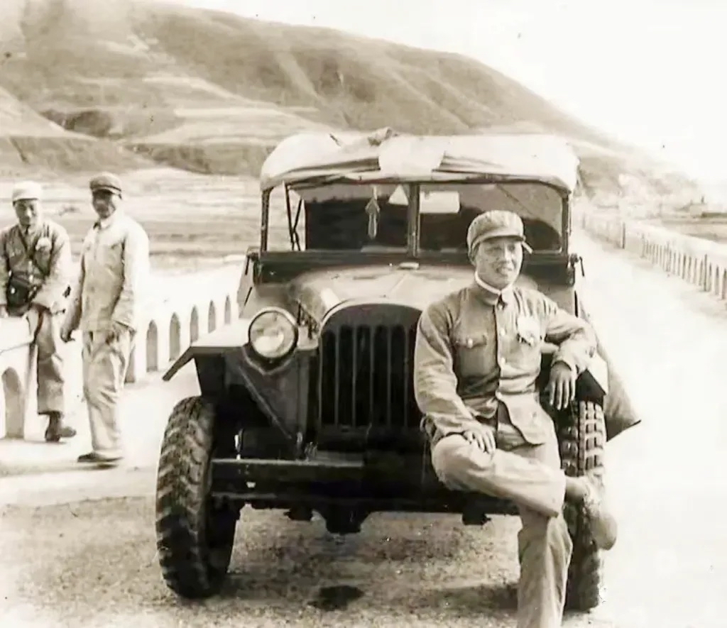 38军112师335团团长范天恩(坐车前者)在朝鲜时的照片,在抗美援朝期间