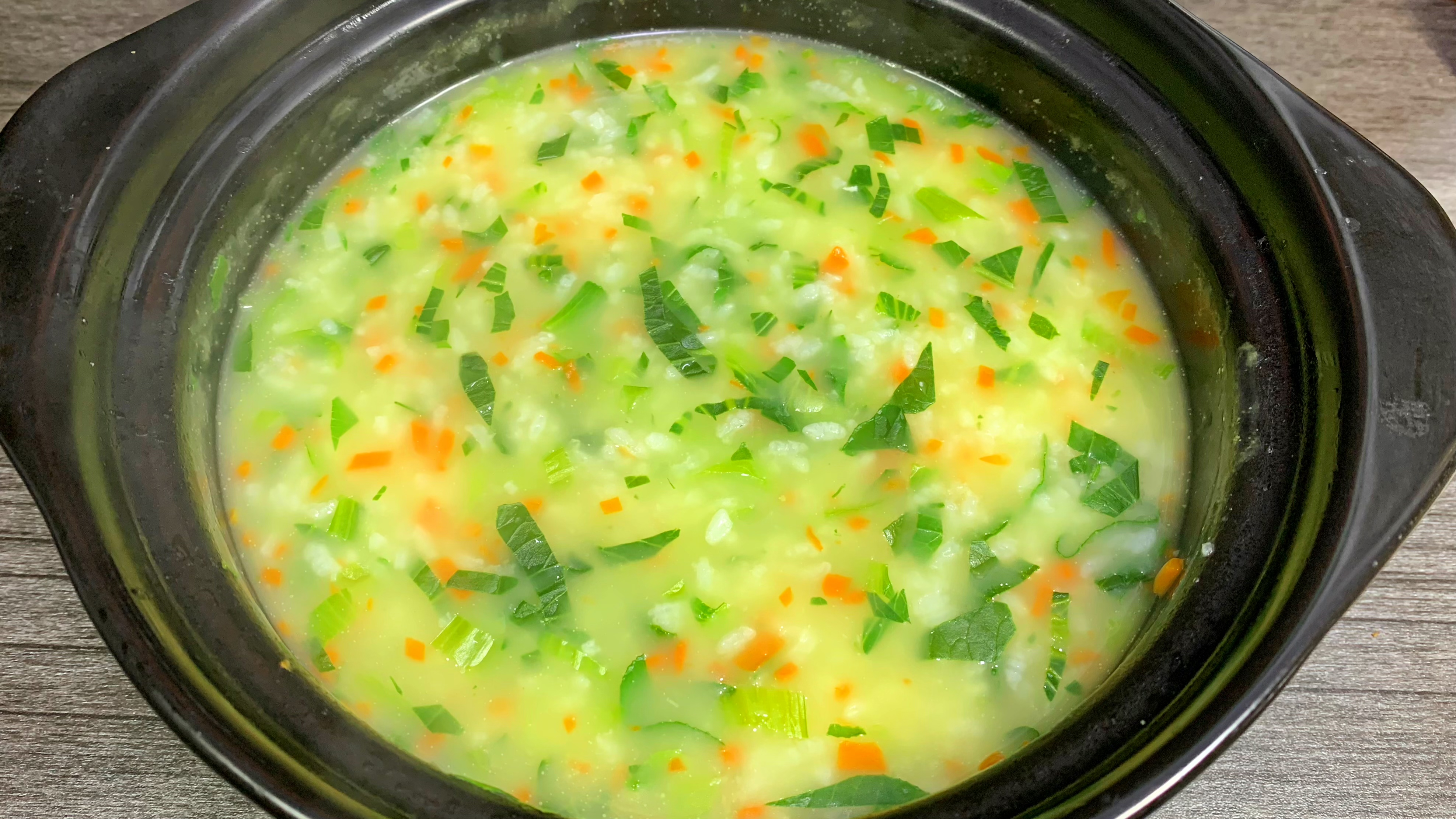 早上来一碗营养美味又好喝胡萝卜青菜粥,特别适合不吃蔬菜的孩子