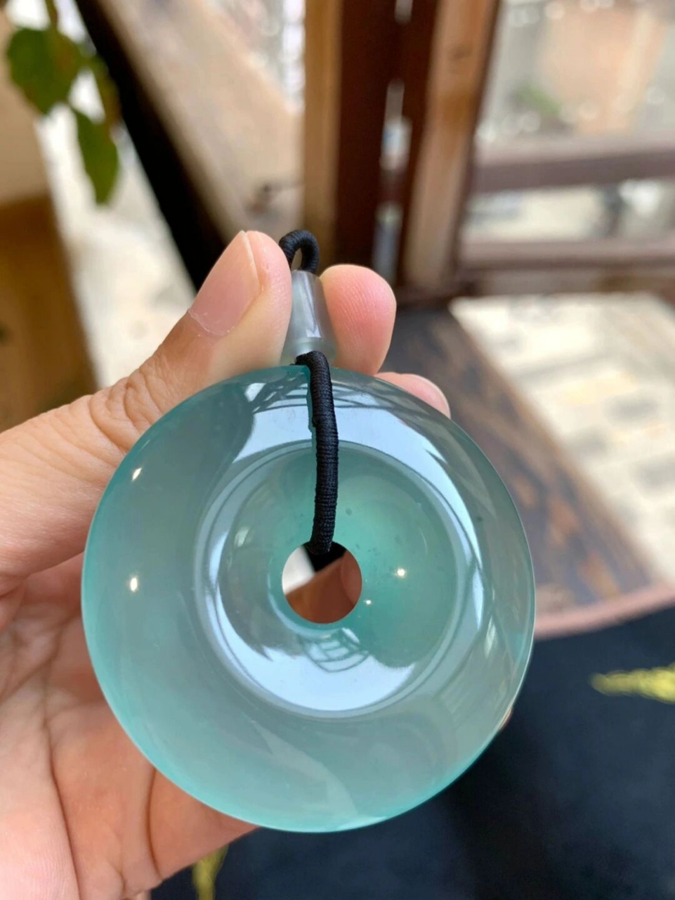 颜色:天空蓝 形状:平安扣 稀有品收藏级老坑玻璃种天空蓝大气平安扣