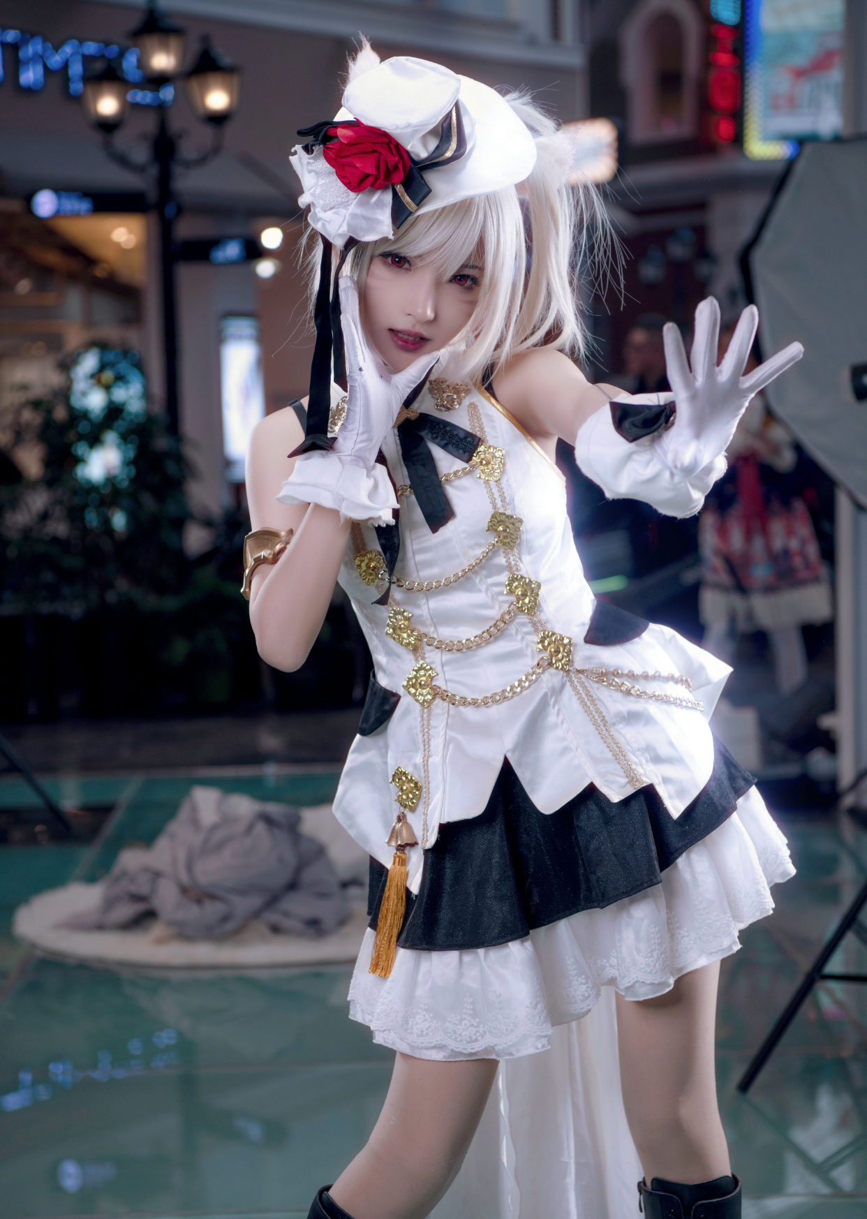 漫展上的小美女,仔细一看,原来是一只可爱的白毛猫娘呀