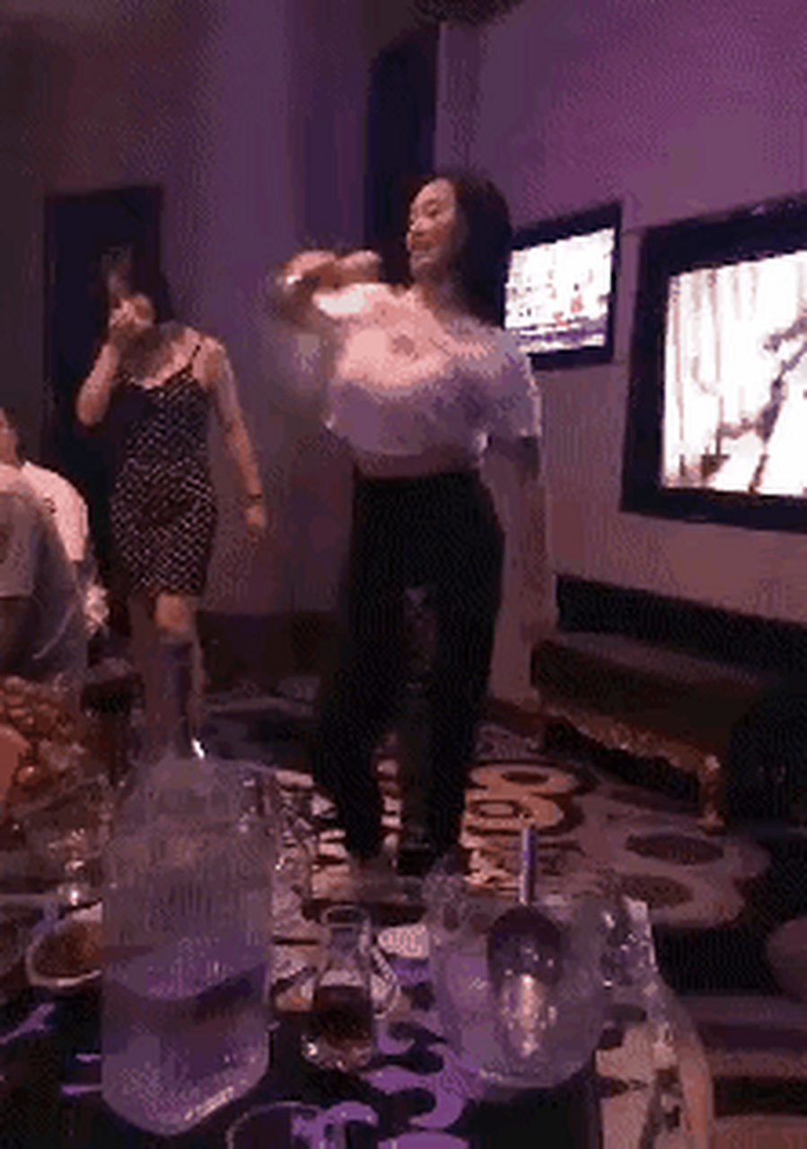 小姐姐在ktv表演的太投入了!#社会# #ktv# #我要上热门