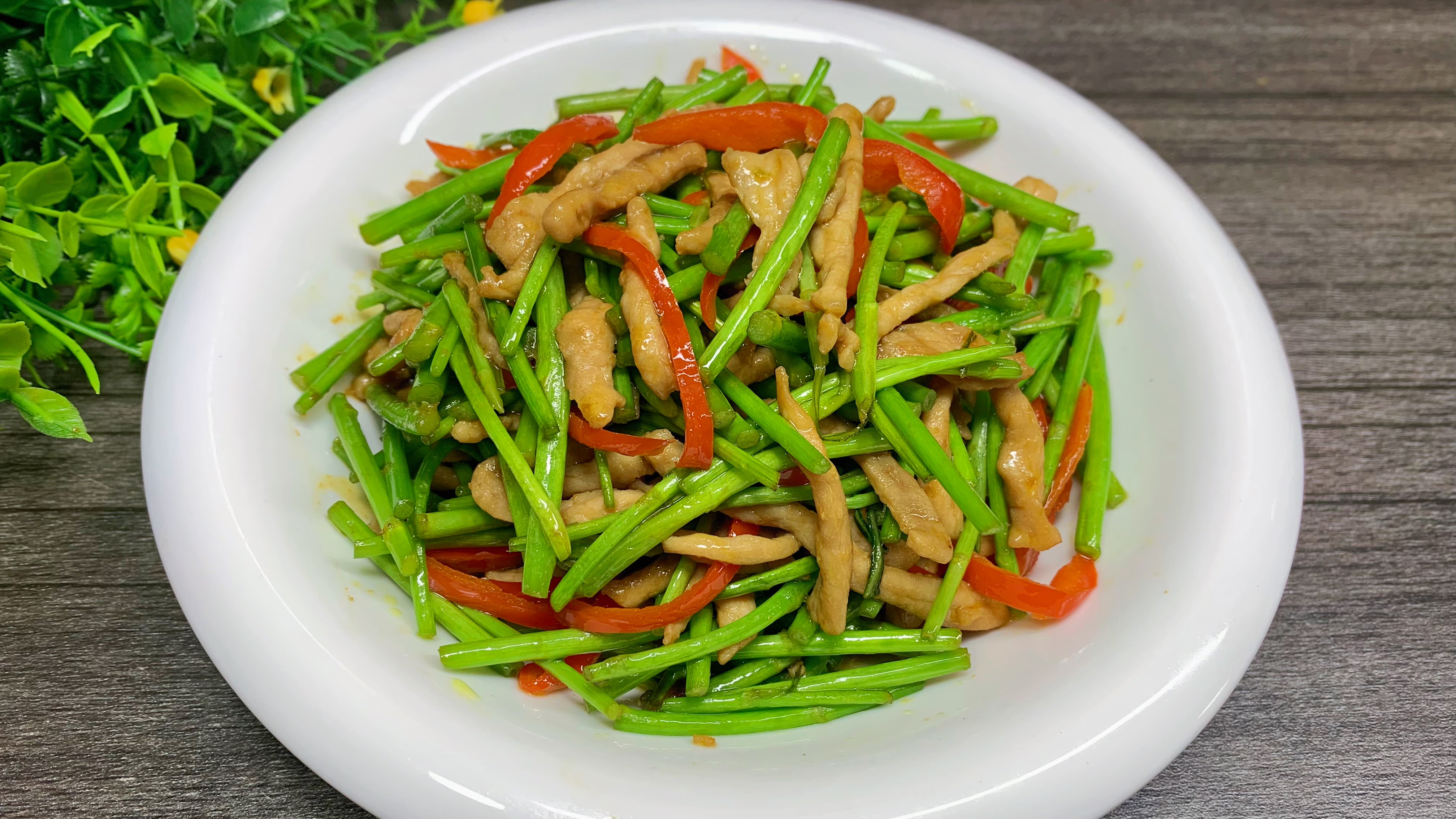 芦蒿炒肉丝家常做法,芦蒿清脆爽口,肉丝滑嫩入味,好吃又下饭