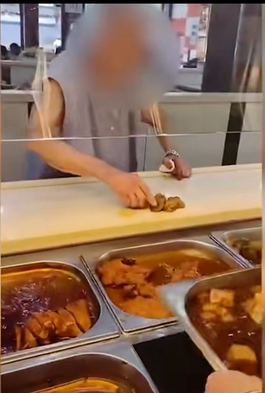 98岁高龄老太太在快餐店吃饭近半年,每天一碗豆腐,一碗稀饭,两碗菜汤.