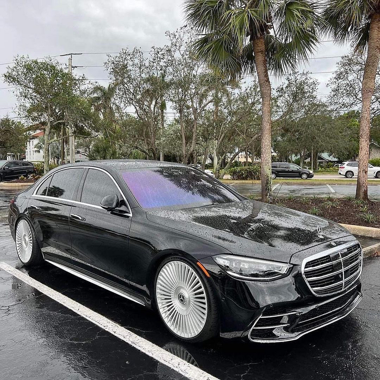 当奔驰s级遇上网红悬浮轮毂,会有怎样的效果呢?说说你们的想法吧!