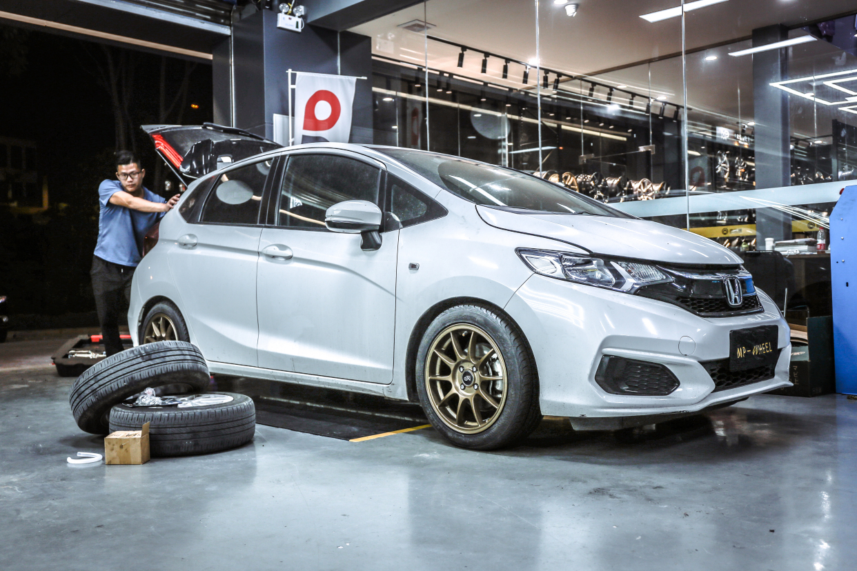 本田飞度改装16寸轮毂分享