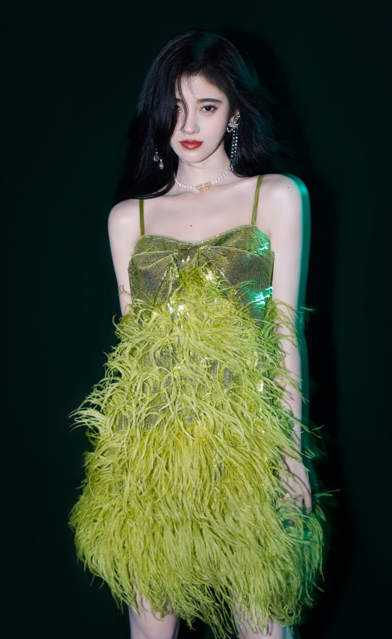鞠婧祎绿色吊带羽毛连衣裙造型美艳绝伦#一眼沦陷# #惊艳瞬间# #明星