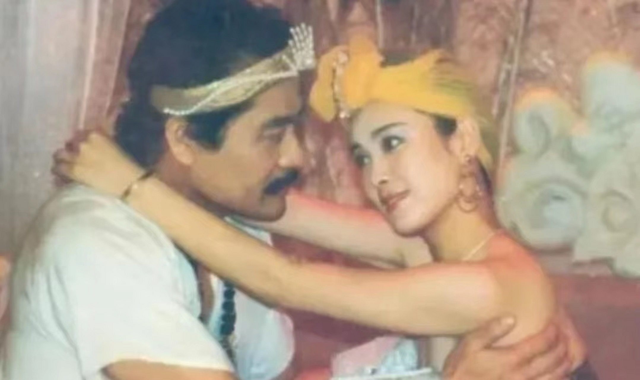 1990年拍摄《封神榜》时,26岁的傅艺伟死活不肯和56岁的达奇拍吻戏,