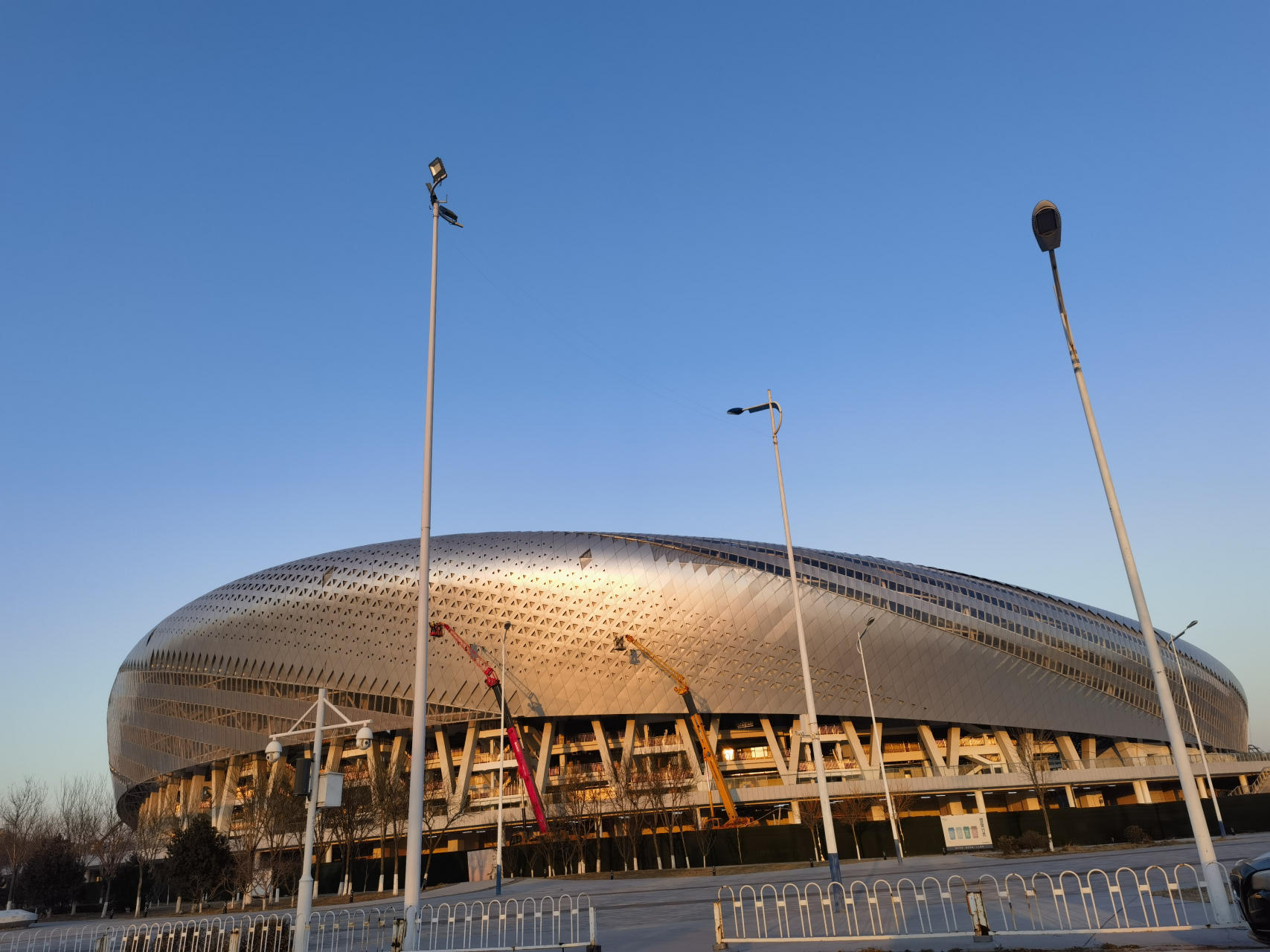 唐山新体育中心十分霸气,唐山新体育中心毗邻唐山南湖景区,总占地面积