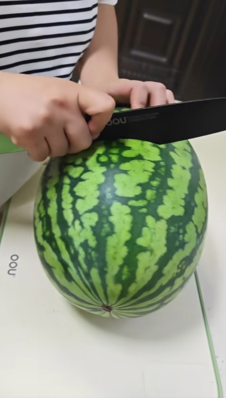 买了一个西瓜,切出一个心形!