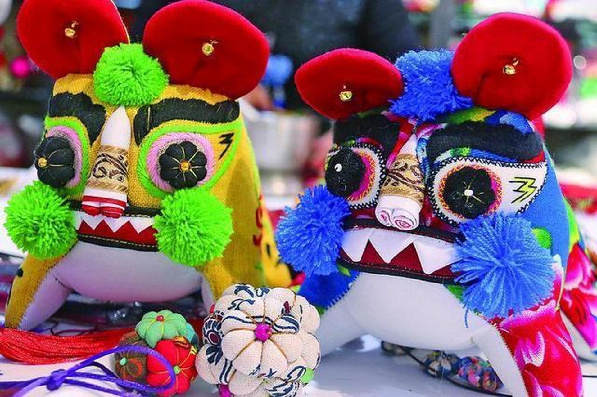 庆阳的香包琳琅满目,一针一线代表着妈妈的爱和祝福!