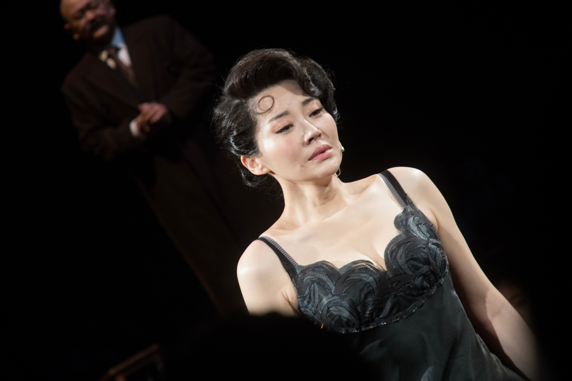 许晴话剧舞台,吊带睡裙风韵犹存,不愧是内娱熟女天花板 676767