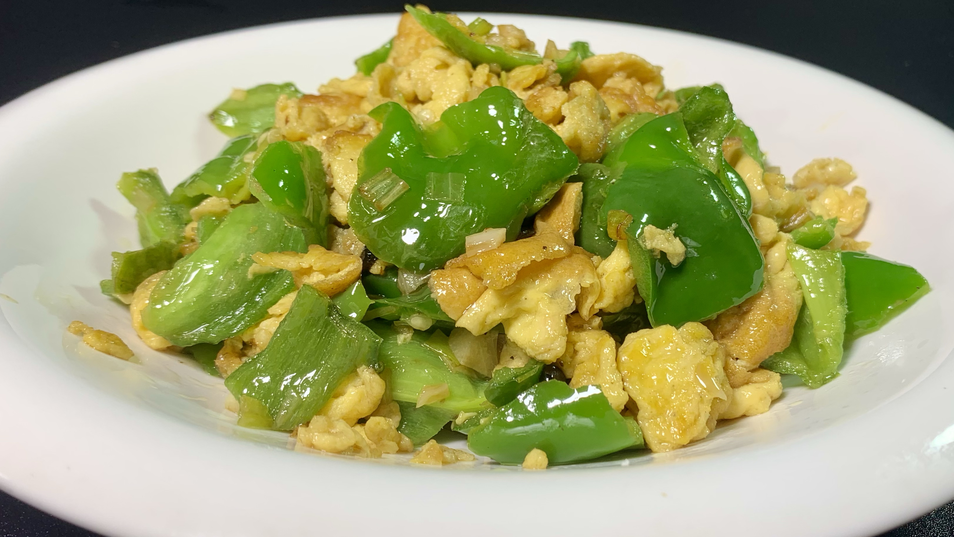 吃了30多年的青椒炒鸡蛋，只喜欢这个做法，鲜香滑嫩，开胃下饭