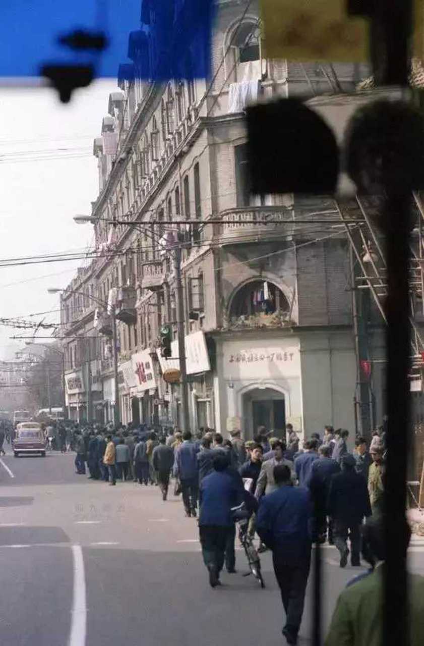 1981年,上海的南京街.現在,還能找到當年的影子嗎?