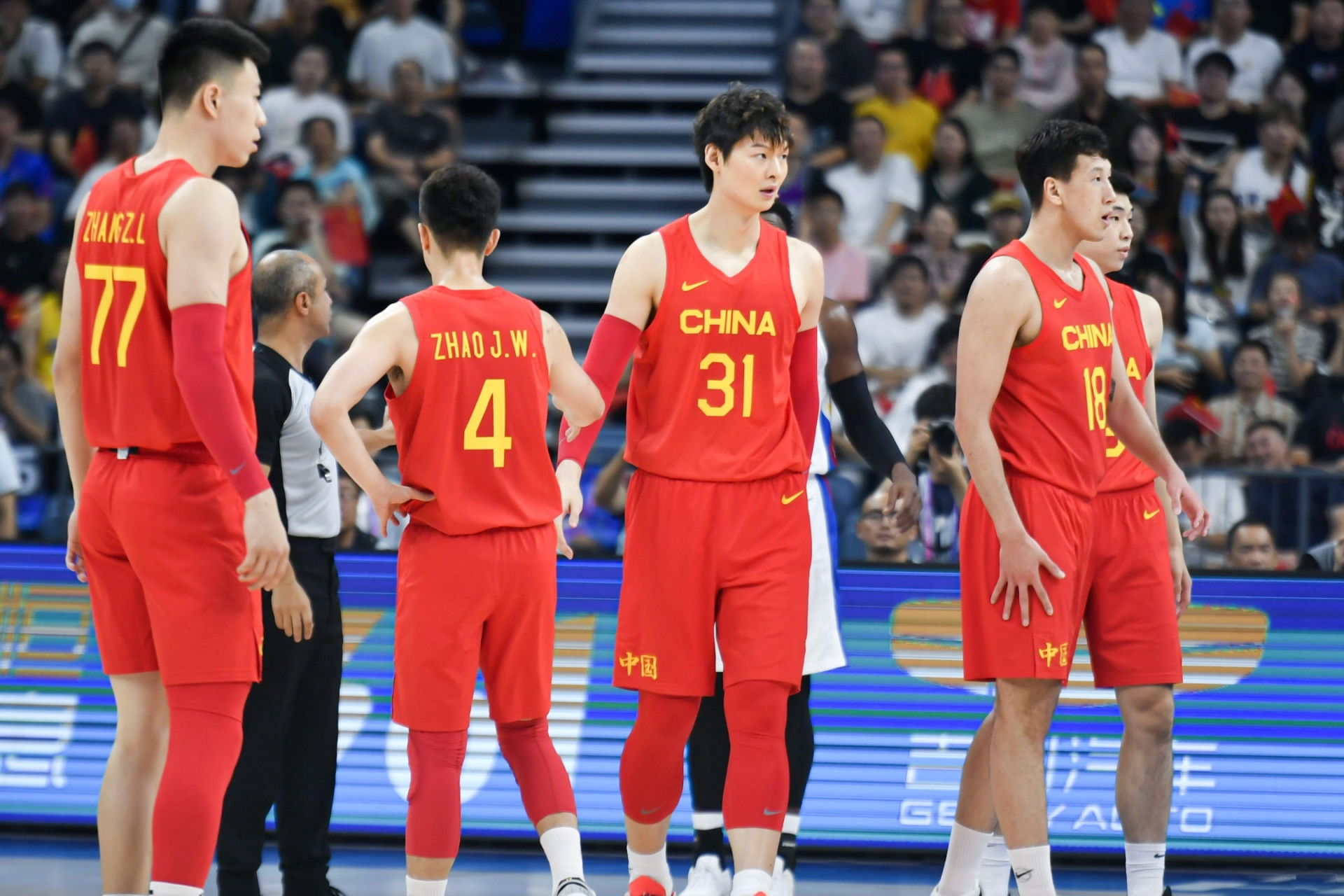 中国球迷太难了……  从国足到女足再到男篮,三大球接连添堵,让国足不