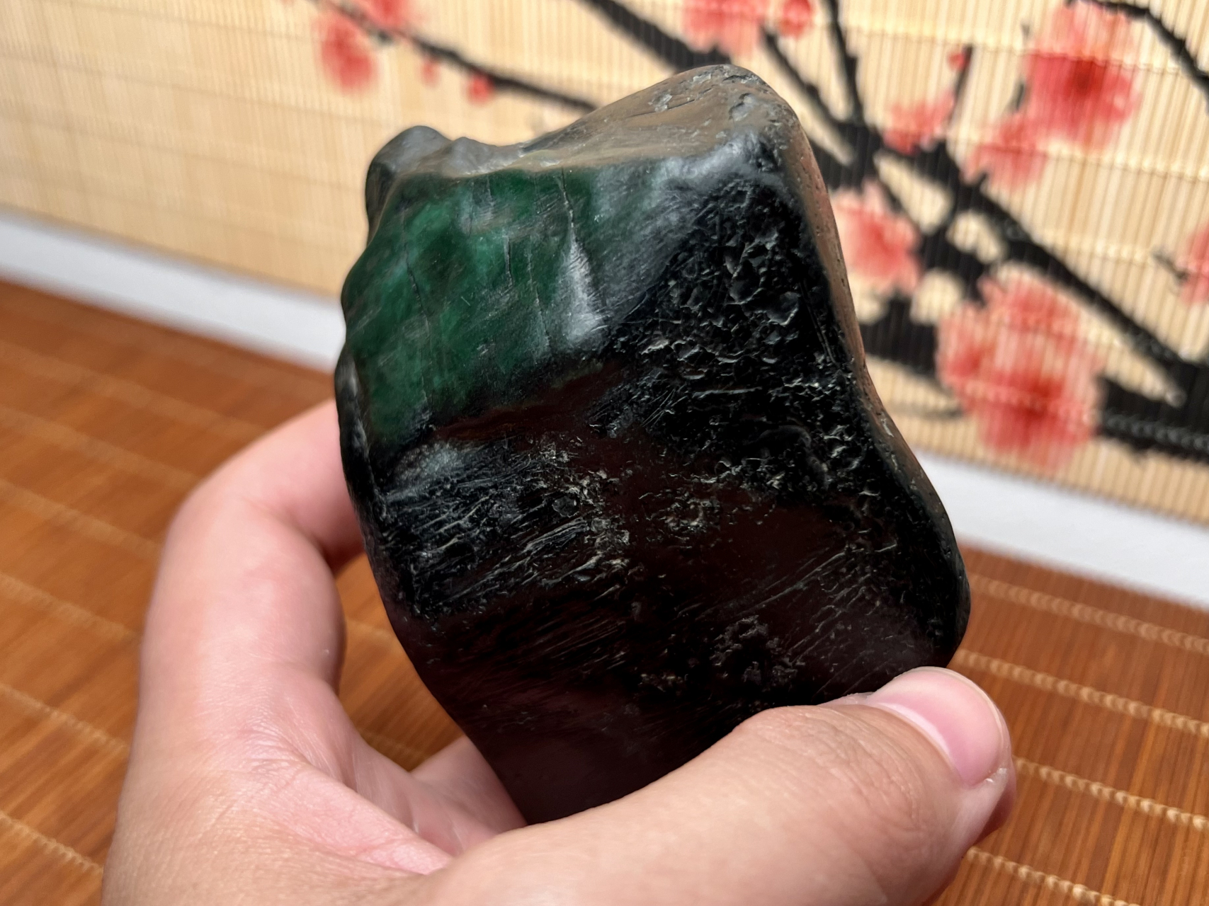 老帕敢翡翠原石,石型规整,棱角分明,表面的腊壳细腻坚硬,洗出来部分