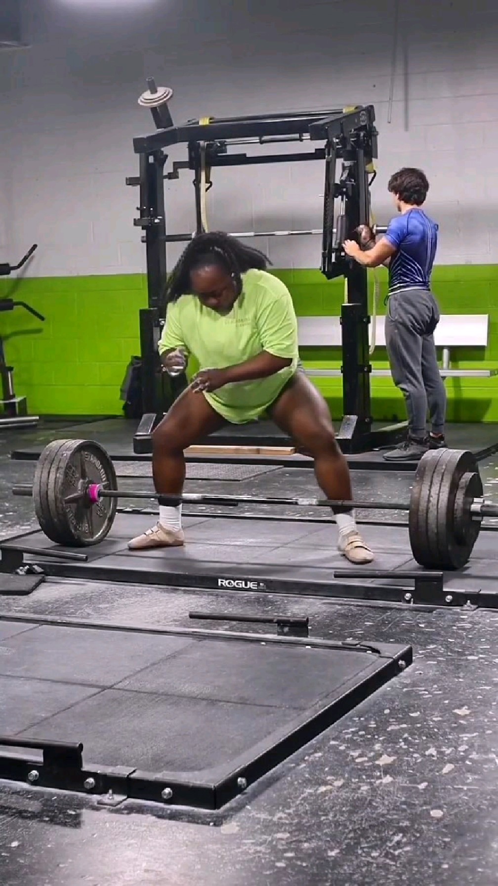 黑人女运动员强势硬拉