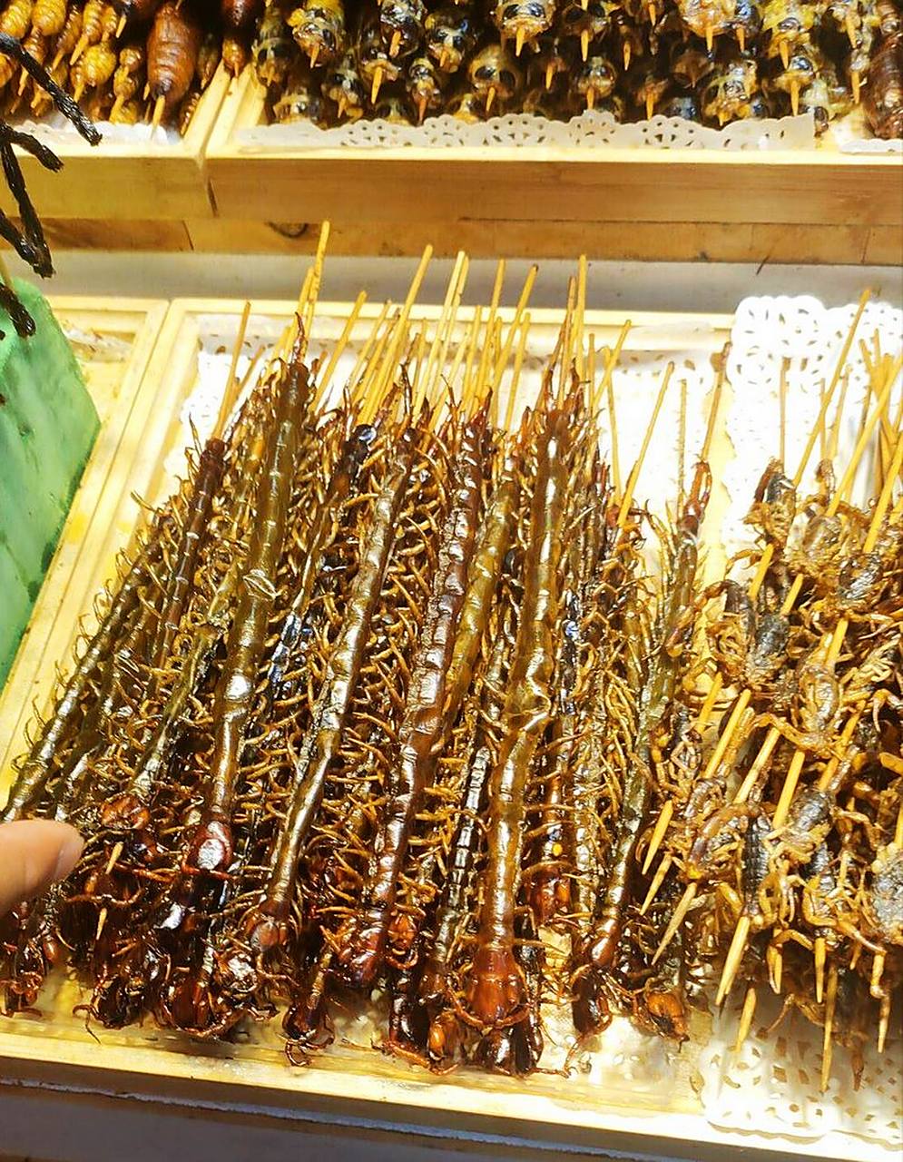 这样的烧烤,你敢吃吗  ? "烧烤摊上竟然有烤蜈蚣!"  ?