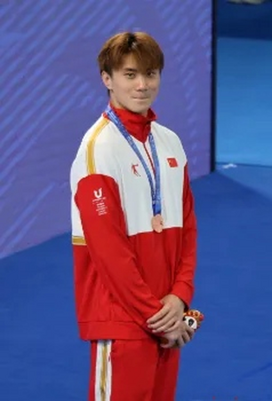 心疼陈俊儿 昨天成都大运会男子200米蝶泳决赛,中国游泳选手陈俊儿一