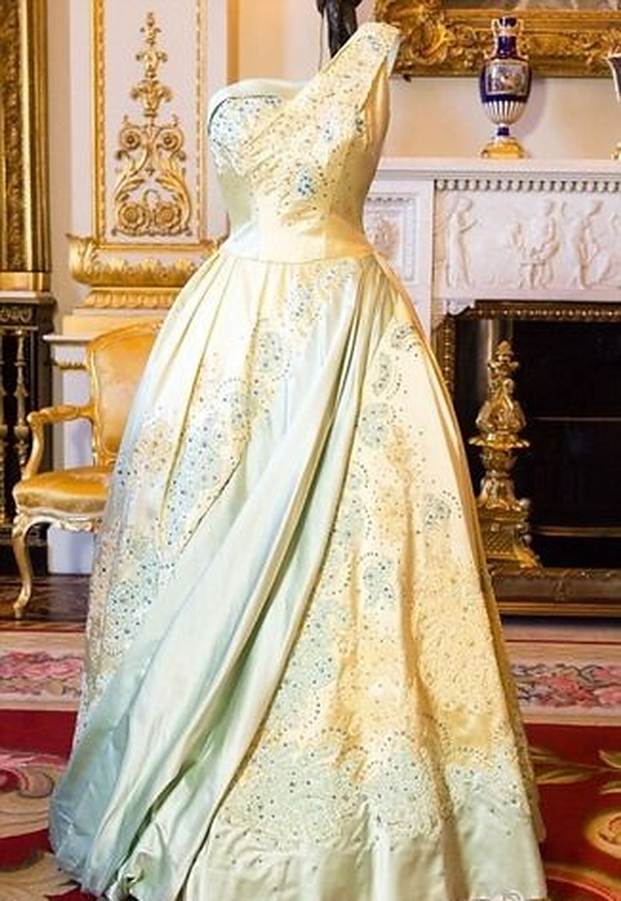 英女王的礼服华贵无比