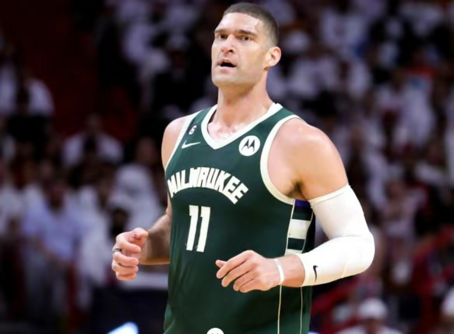 雄鹿在休赛期留住了大洛佩斯和米德尔顿,保住了2021年冠军核心班底.