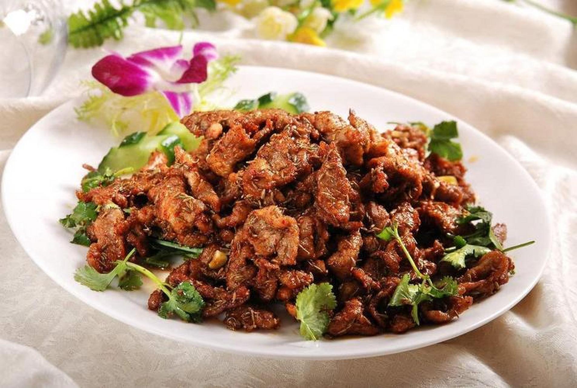 孜然羊肉的详细做法:  食材清单:  · 羊肉卷250克 · 香菜2根