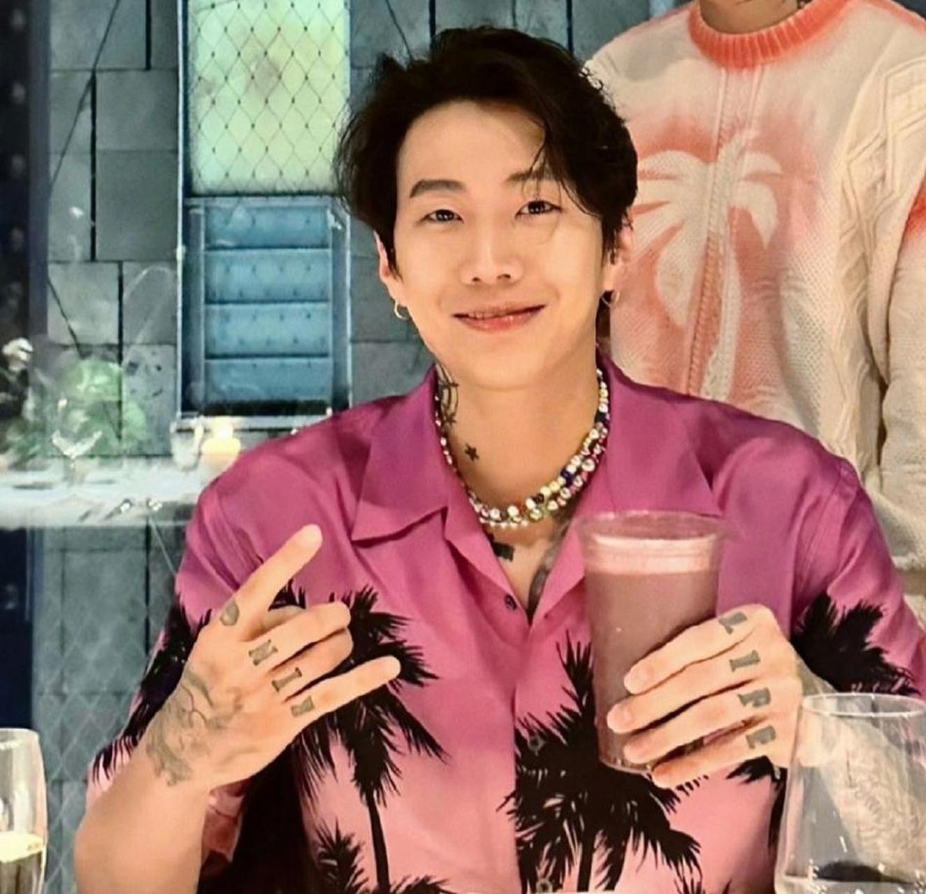 近日网上报道"朴宰范上海演出要求女性化妆入场",5月8日,韩国艺人朴